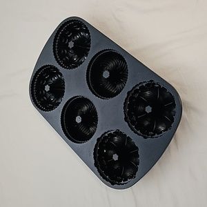 Nordic Ware mini bundt pan 6 cakes 2" high 4" wide Sandcastle design